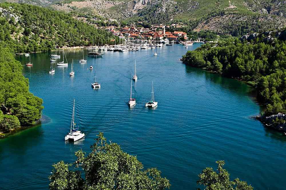 Mer et coteaux en Dalmatie, Croatie